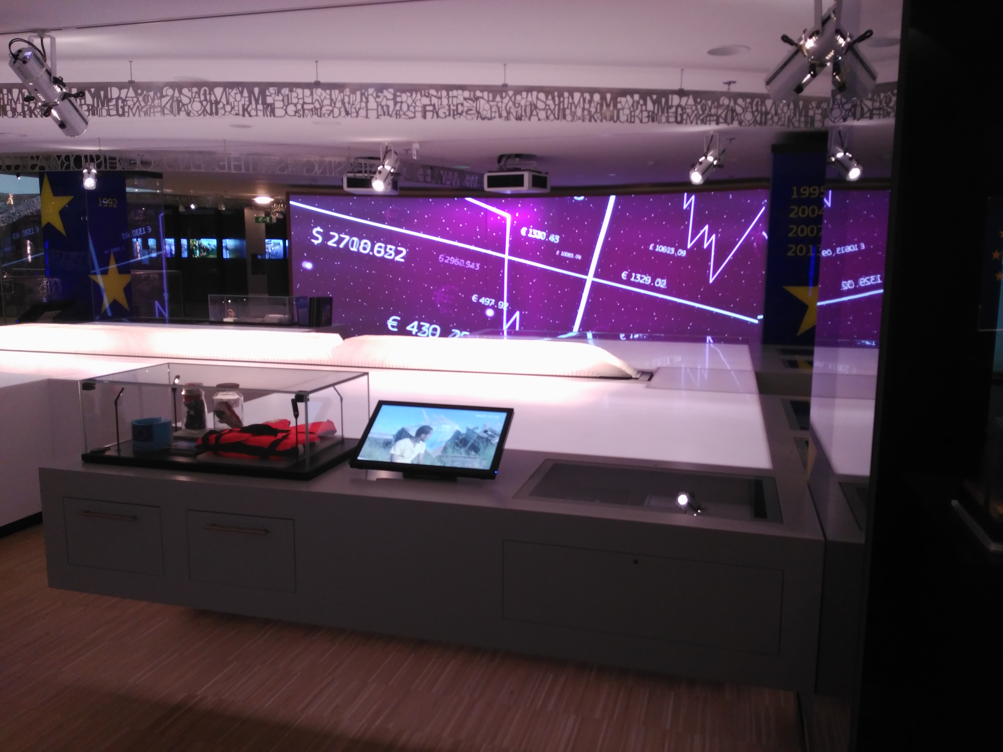 planta XXX vitrina refugiados - erasmus